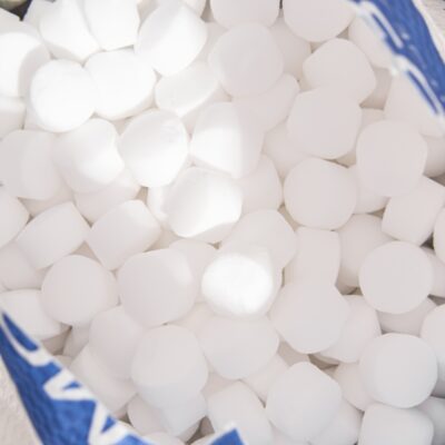 Worek z zawartością produktu sól w tabletkach 10 kg.