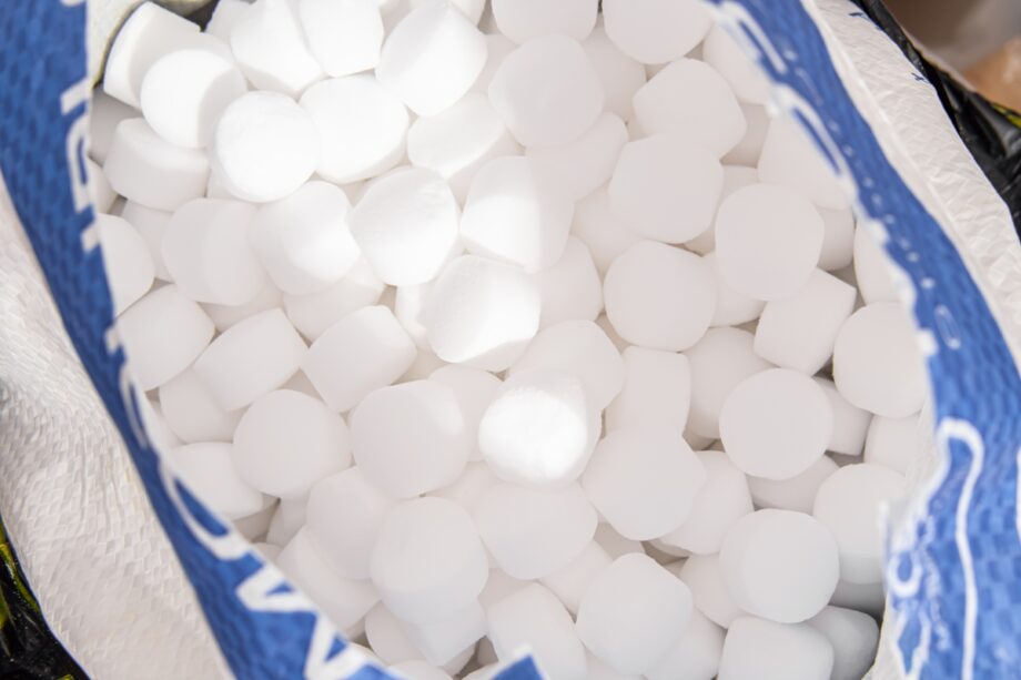 Worek z zawartością produktu sól w tabletkach 10 kg.